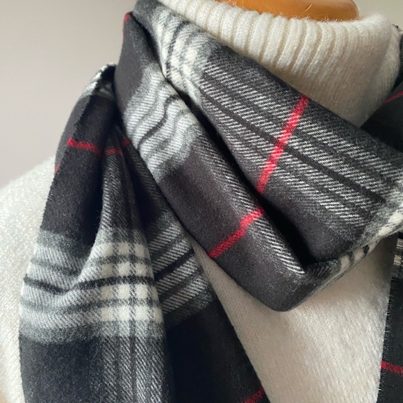 Cashmink scarf with fur tassels - Picture 2 of 9